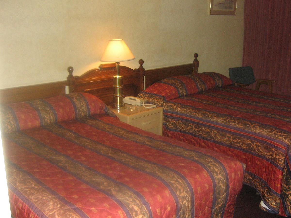 Town And Country Motor Hotel YYC Kültér fotó