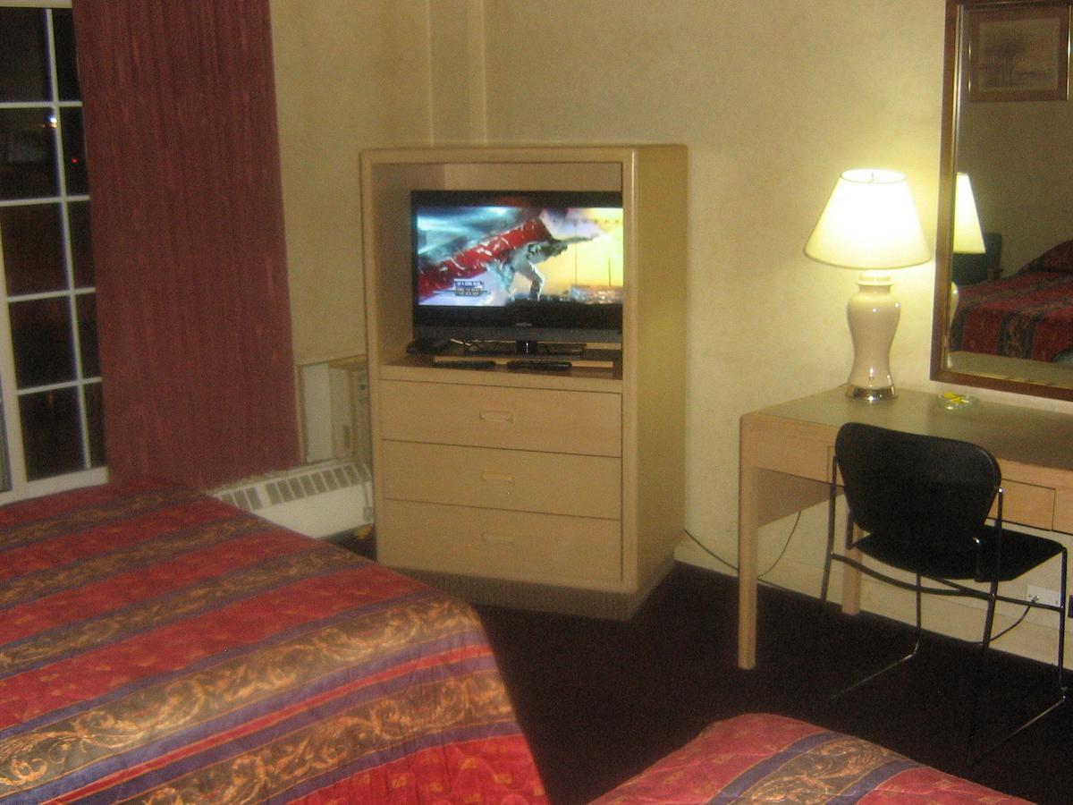 Town And Country Motor Hotel YYC Kültér fotó