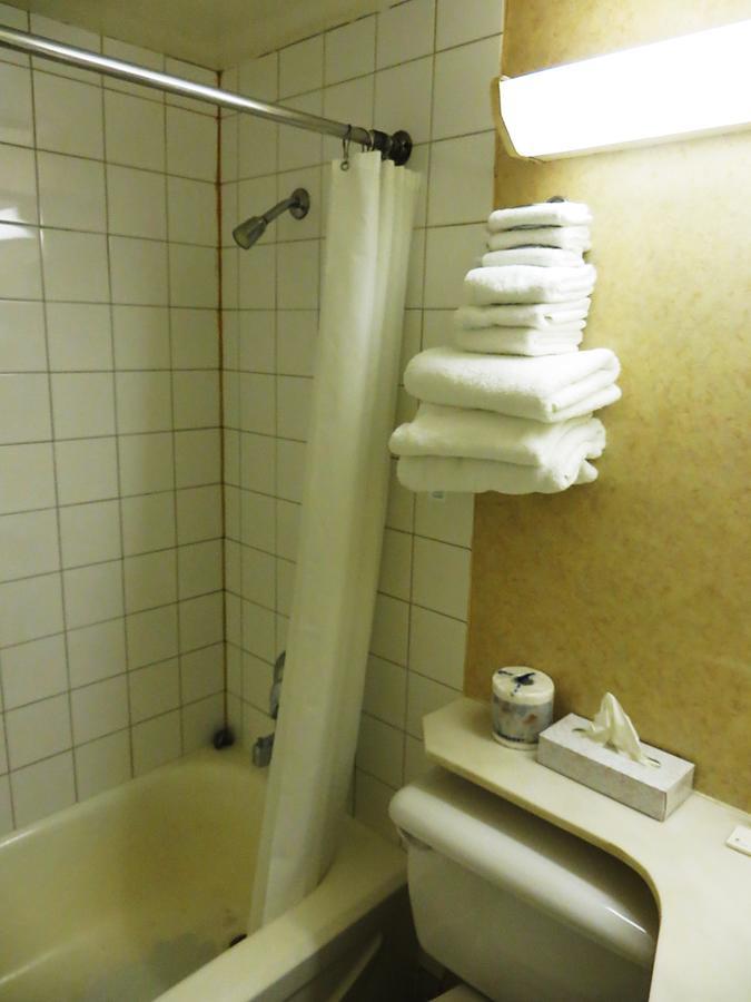 Town And Country Motor Hotel YYC Kültér fotó