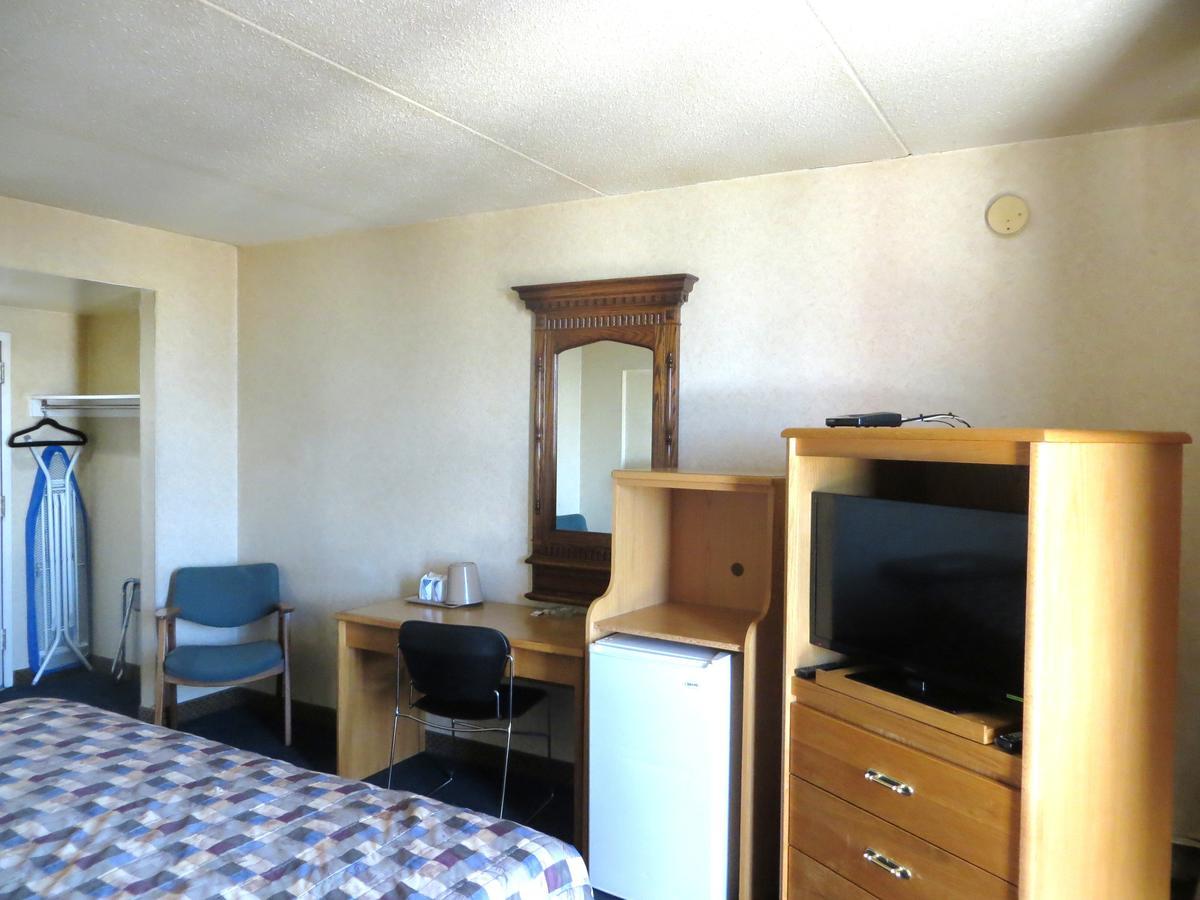Town And Country Motor Hotel YYC Kültér fotó